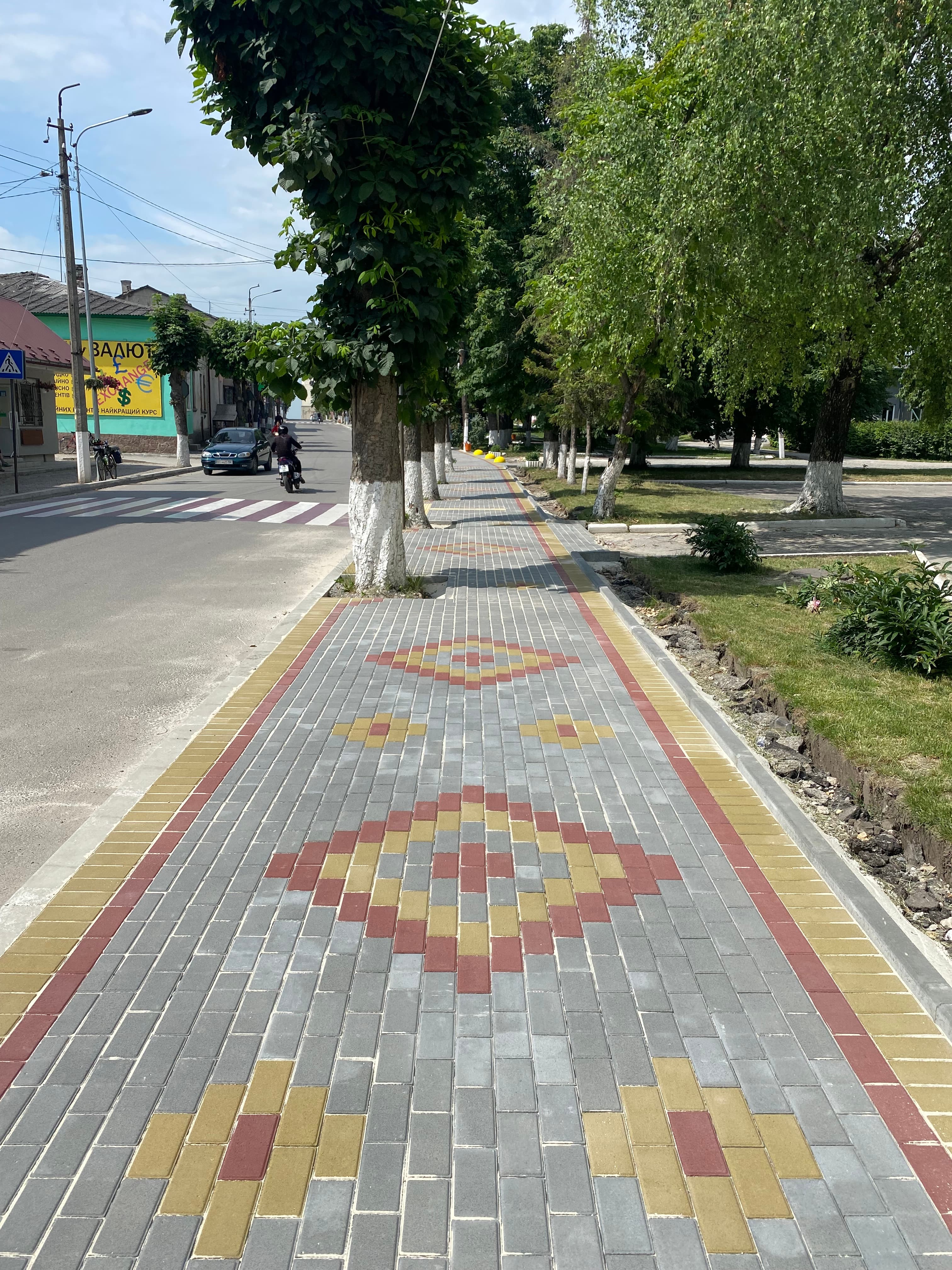 Декоративна стінка з орнаментом