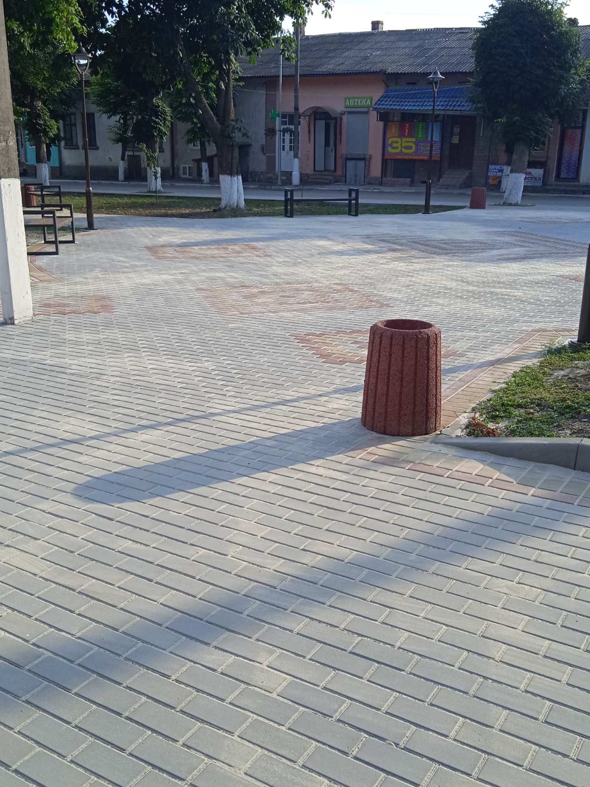 Міська площа — сіра бруківка