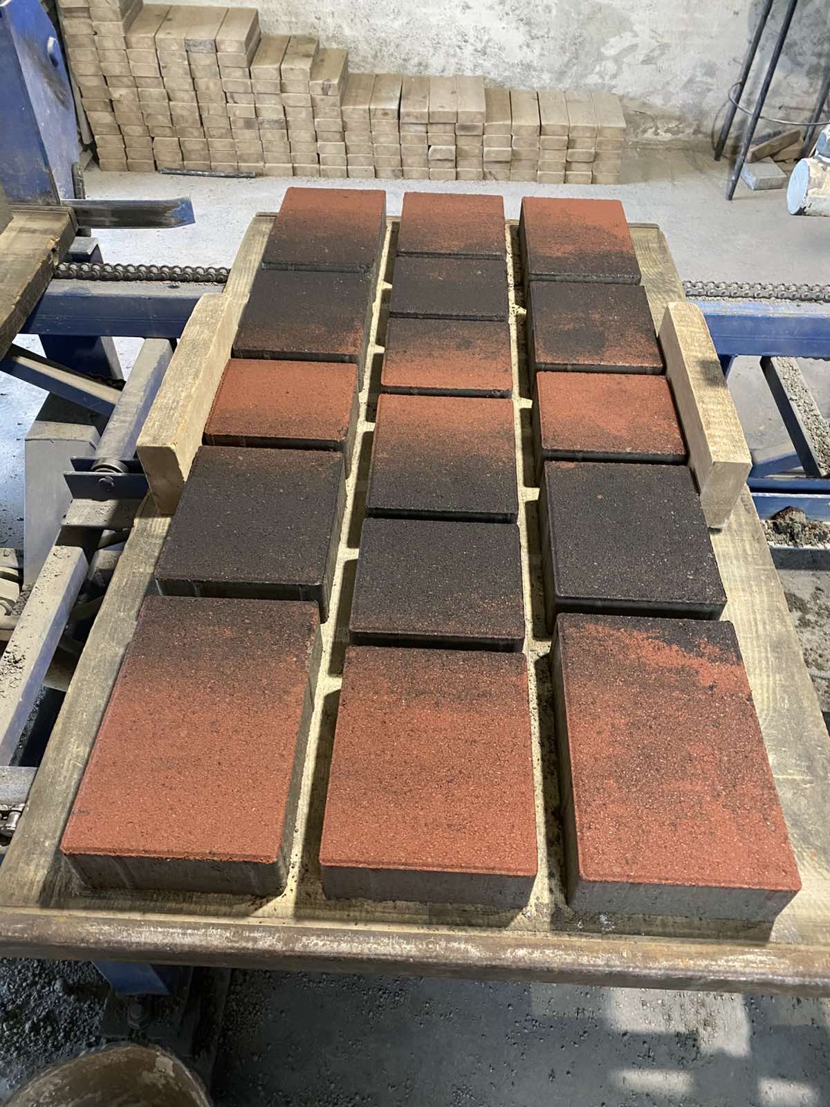 Виробництво — червона бруківка