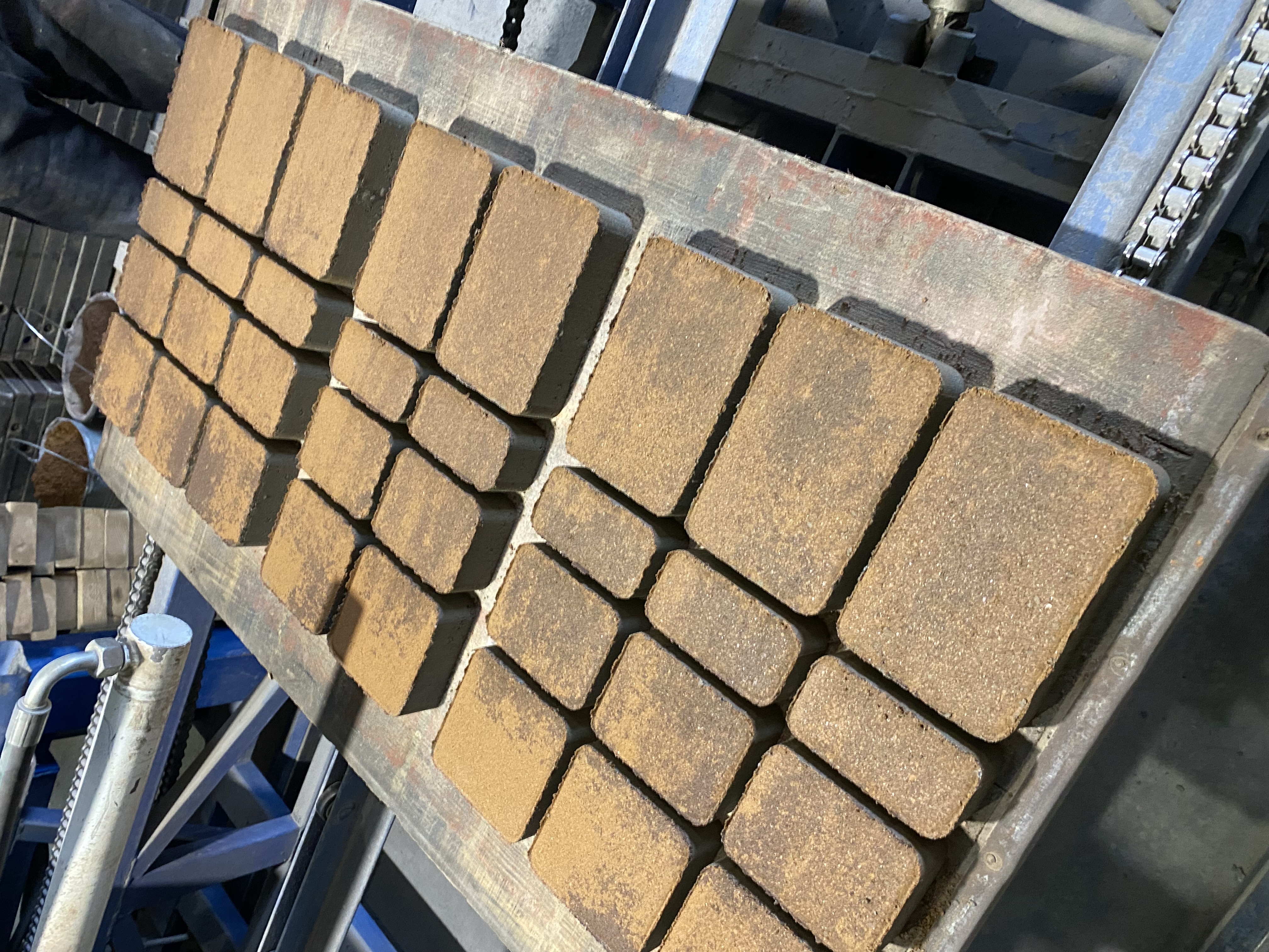 Виробництво — жовта бруківка